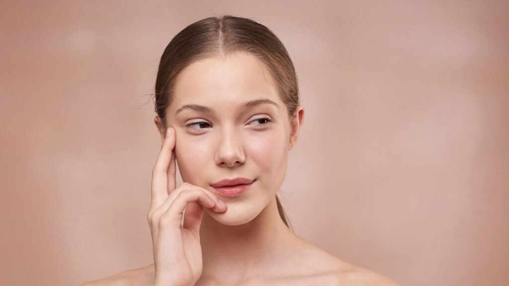 Rosto feminino com traços naturais preservados, ilustrando o debate sobre harmonização facial excessiva